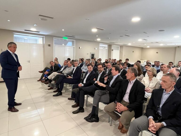 Rolando Figueroa se reunió con representantes de las empresas que operan en Vaca Muerta junto a miembros de su futuro gabinete