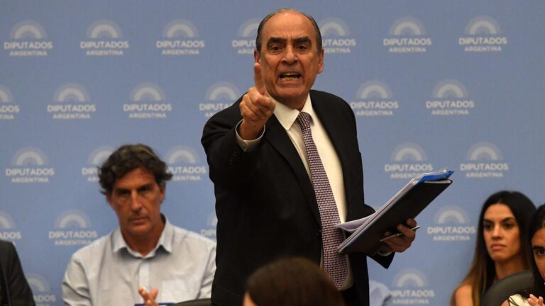 «Los extranjeros que cometan ilícitos deben cumplir con la pena y luego ser expulsados»