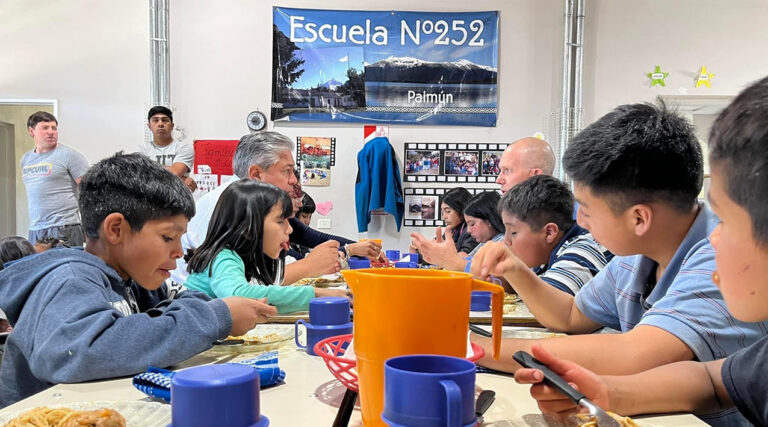 Figueroa compartió con estudiantes y docentes de la escuela 252 de Paimún