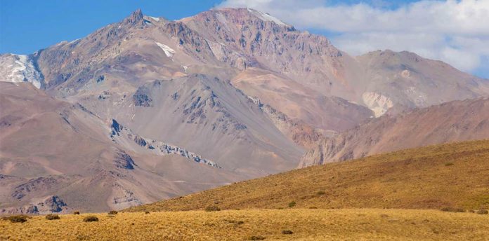 Alertan por grietas en el volcán Domuyo