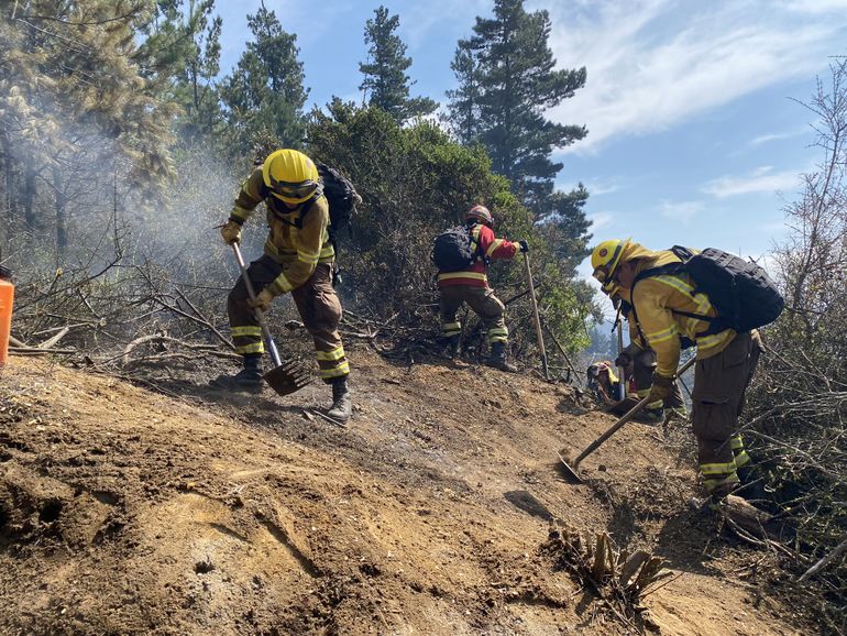 Bomberos trabajando para controlar las llamas en Chile. 