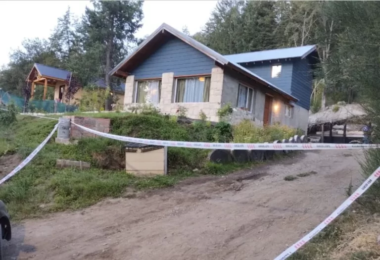 Conmoción en Villa La Angostura: un delincuente terminó muerto luego de apuñalar a dos menores
