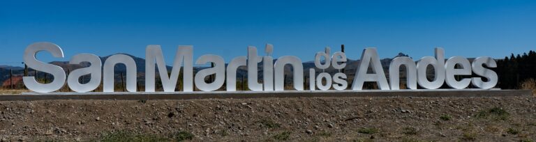 El ingreso al Aeropuerto Chapelco también tiene un cartel de San Martín de los Andes