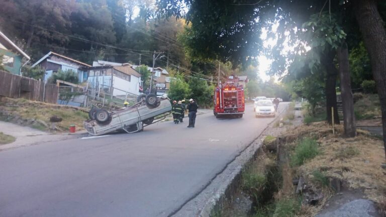 Conductor perdió el control de su camioneta y volcó en calle Perito Moreno