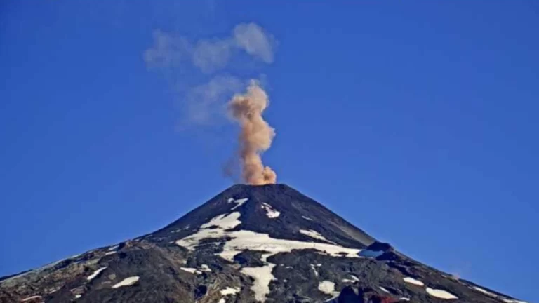 Pulso de cenizas y pluma de 400 metros mantiene el Alerta Amarilla en el Volcán Villarrica