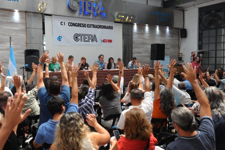 Los gremios docentes convocan el jueves a un paro nacional de 24 horas en reclamo de mejoras salariales