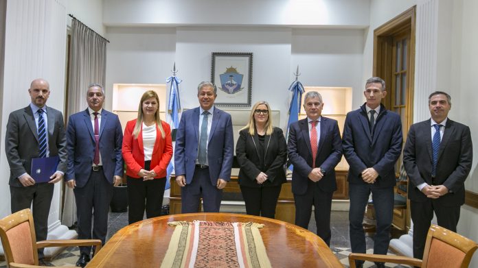 Los tres poderes formalizaron su adhesión a la propuesta de regionalización del Ejecutivo