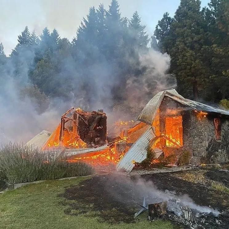 Incendio destruye una vivienda cerca de Villa Lago Meliquina