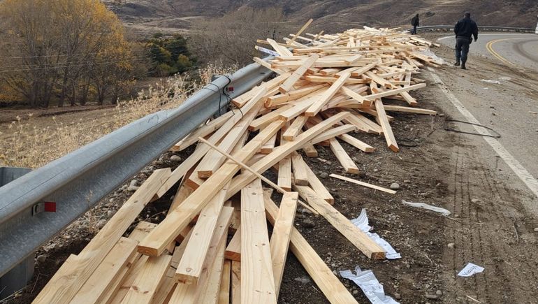 La carga que llevaba el camión quedó a la orilla de la ruta. (Foto: Rodolfo Ramírez) La carga que llevaba el camión quedó a la orilla de la ruta. (Foto: Rodolfo Ramírez)