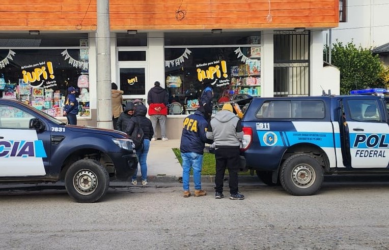 Vendían cocaína en la calle y fueron atrapados infraganti