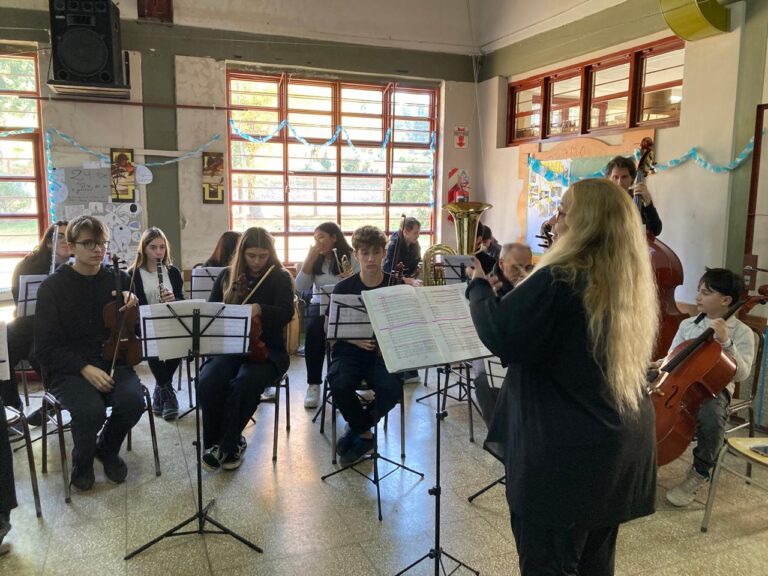 Amelia hace vibrar una orquesta con jóvenes músicos