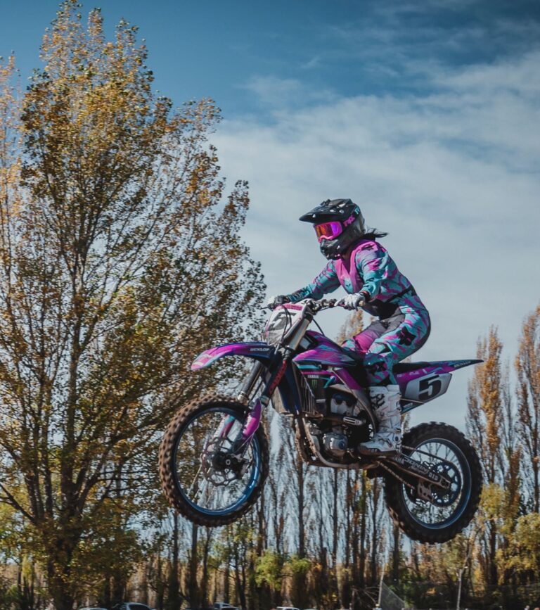 Daniela Fuentes: Una hija del Manzano Brujo muestra talento en el motocross argentino