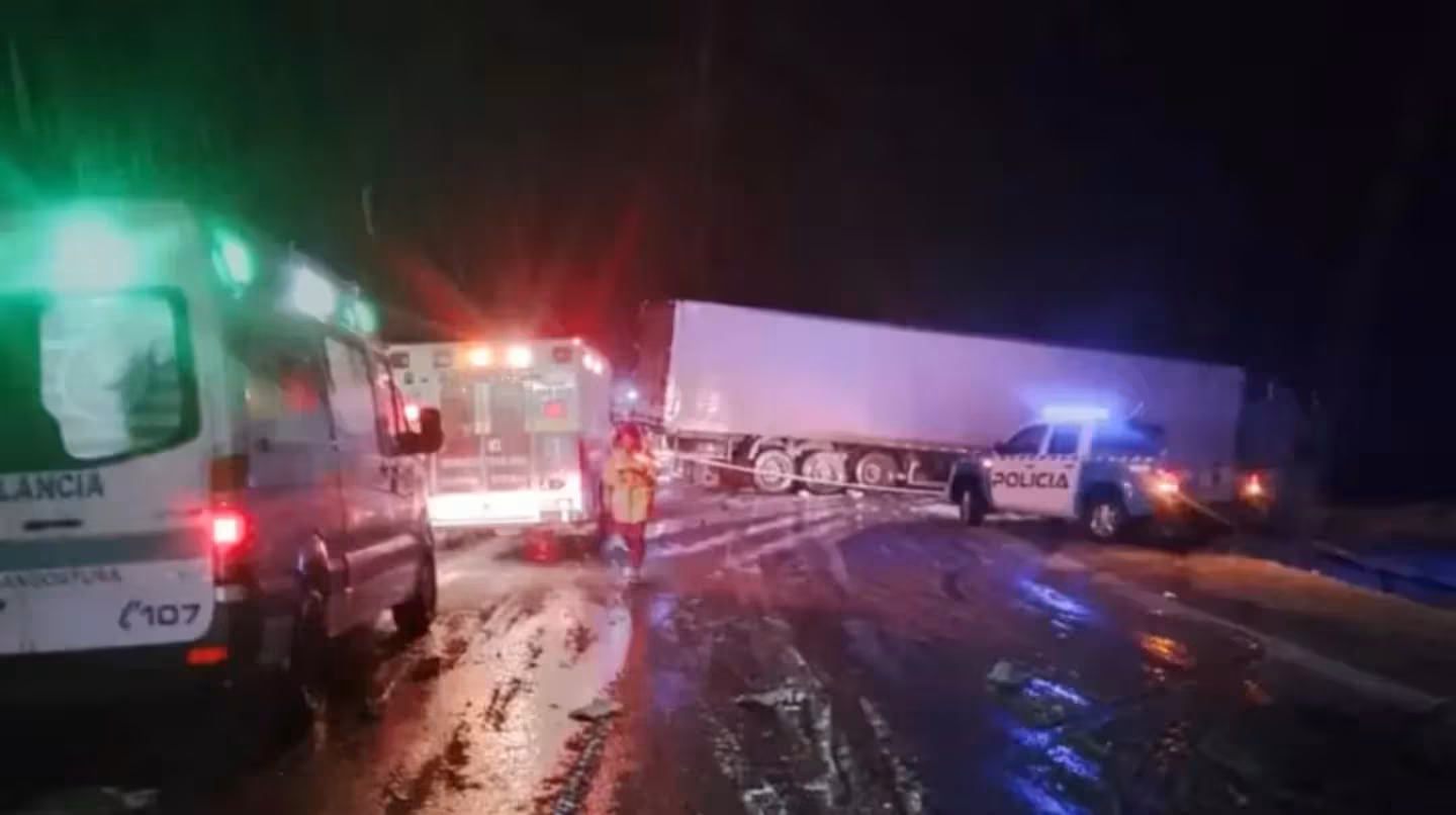 Murieron cuatro personas tras un choque entre una camioneta y un camión en la ruta 40