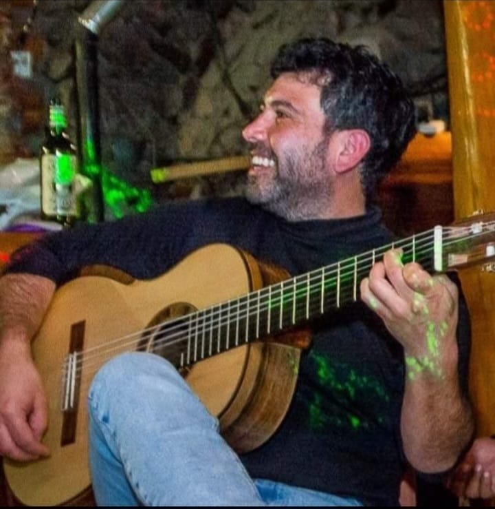 Damián Villegas: Un Músico Autodidacta y Apasionado por la Guitarra.