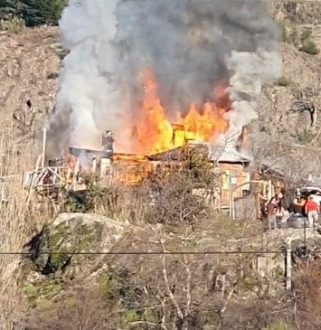 Un incendio consumió gran parte de una vivienda en el cerro Curruhuinca