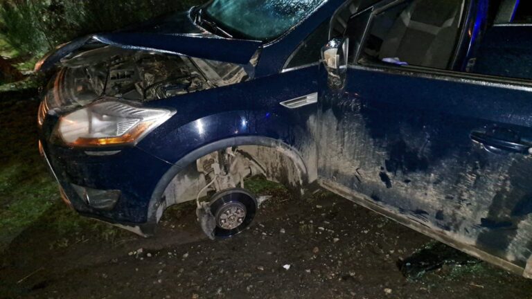 Le desmantelaron la camioneta estacionada en el viejo Hotel Sol