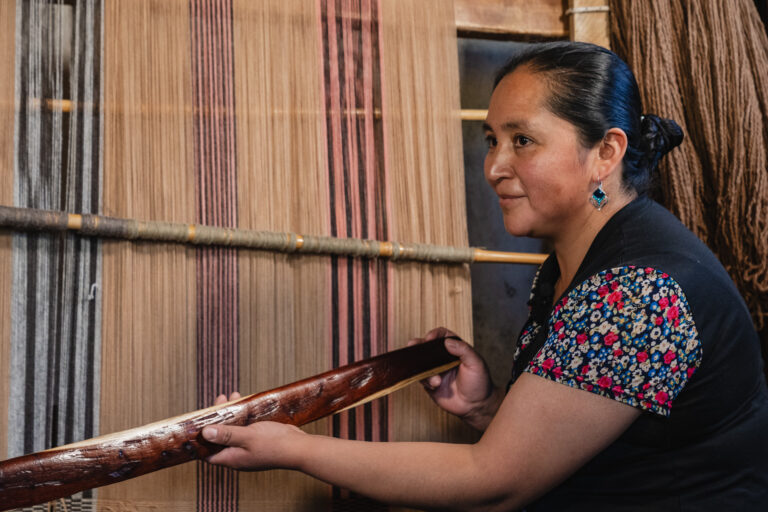 El arte textil neuquino presente en el documental «Huella Creativa» de Camuzzi