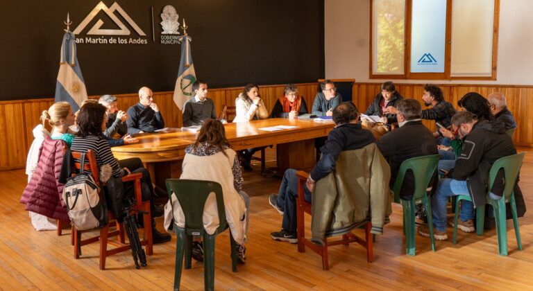 El Municipio recibió a representantes del grupo de vecinos que se opone al estacionamiento medido