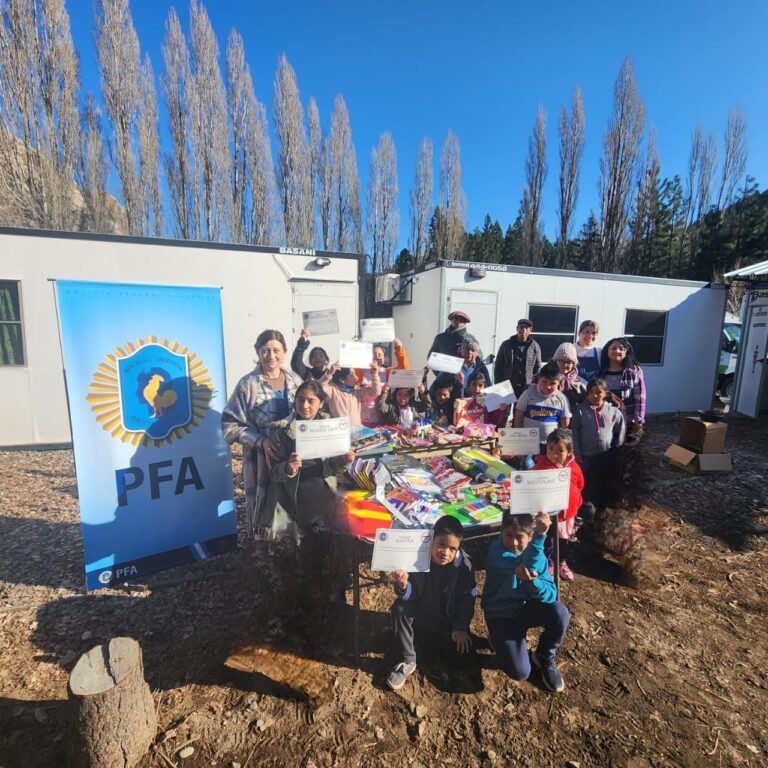 Una cadena solidaria: Policía Federal entregó útiles escolares a la Escuela Rural Nº 306 Nahuel Mapi Arriba de Aucapan