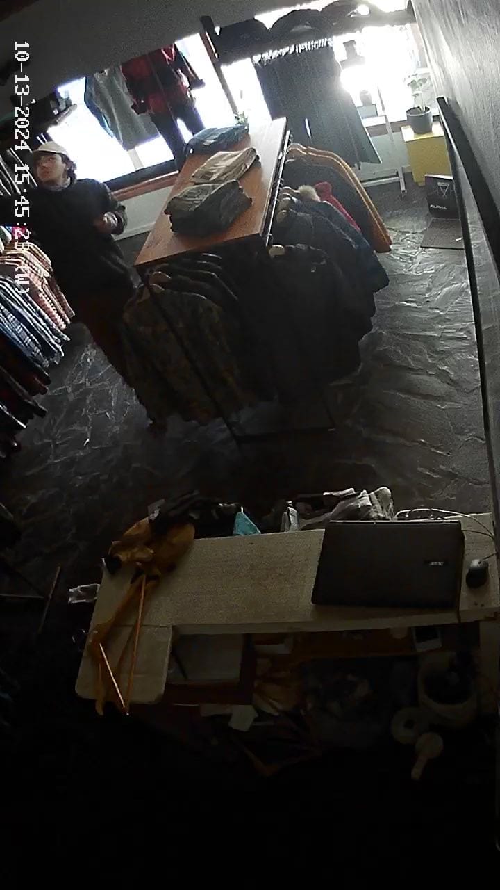 Rompió una ventana e ingresó a robar indumentaria en un local comercial