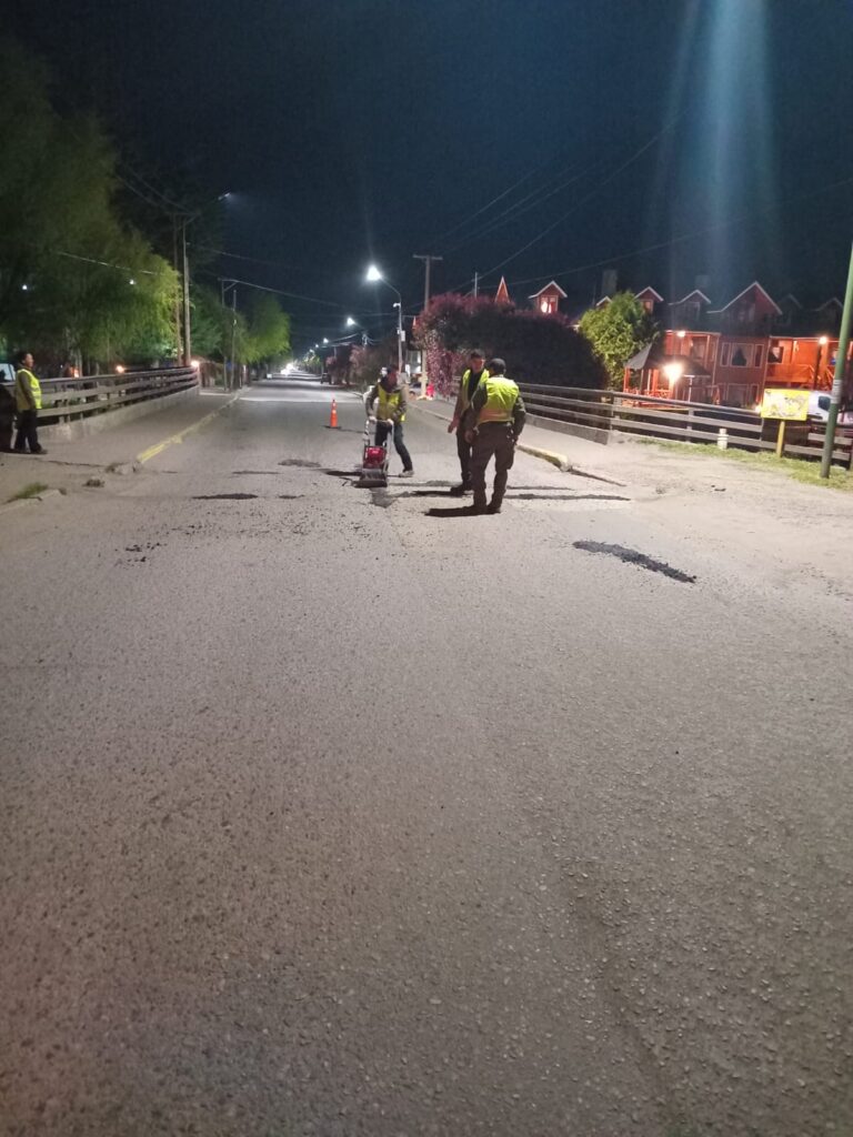 Trabajos en doble turno para avanzar en el bacheo de la Ruta Alternativa