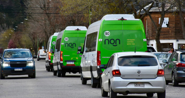 La entrega de minibuses refuerza la regionalización