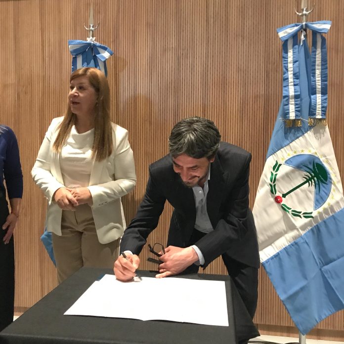 El Municipio firmó con la Provincia la línea de créditos para la renovación de taxis