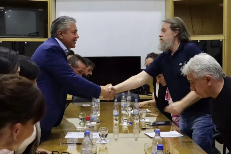 Figueroa encabezó la firma del acuerdo salarial con ATEN