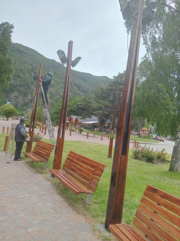 El Municipio continúa con la obra de embellecimiento de la Costanera