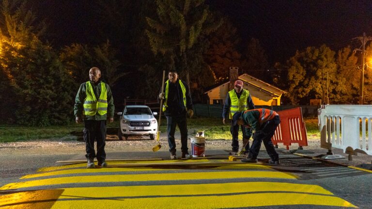 El Municipio realiza trabajos de pintura en sendas peatonales de Ruta Nacional 40