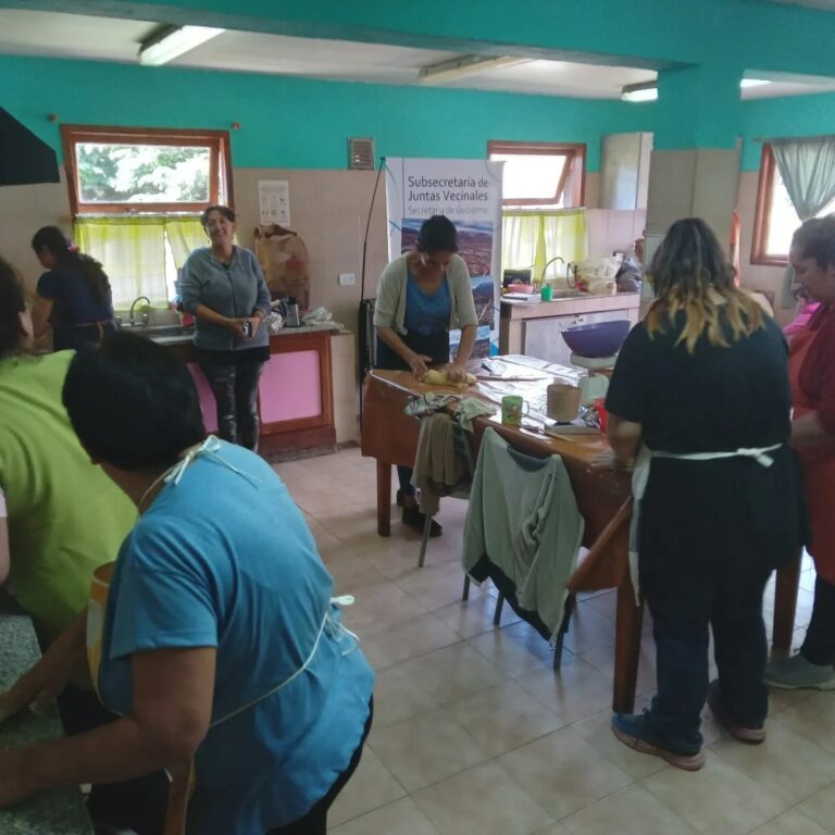 Comenzó el taller de pan dulce y de rosca comunitaria