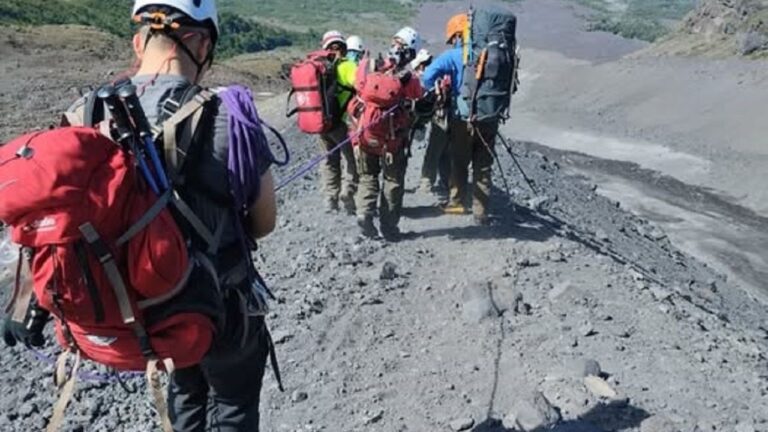 Volcán Lanín: rescataron a un hombre que descendía y se fracturó la pierna