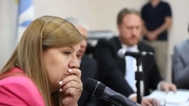 Hasta las manos: Gloria Ruiz se presentó en Fiscalía y fue imputada