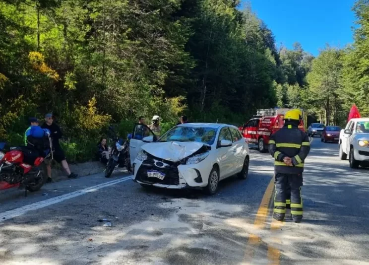 Un auto y una moto chocaron de frente en la Ruta de los Siete Lagos