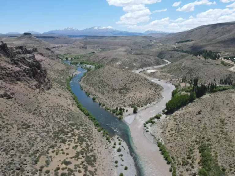Intenso operativo para buscar a un joven criancero en el río Varvarco