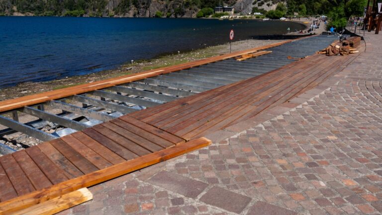 Comienza la colocación de madera en el nuevo deck de la Costanera de San Martín de los Andes