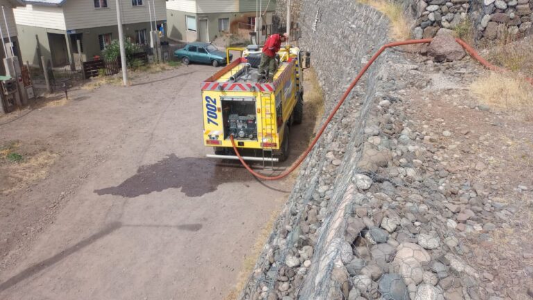 Operativo del Municipio con colaboración provincial para asistir a familias sin agua en Chacra 30