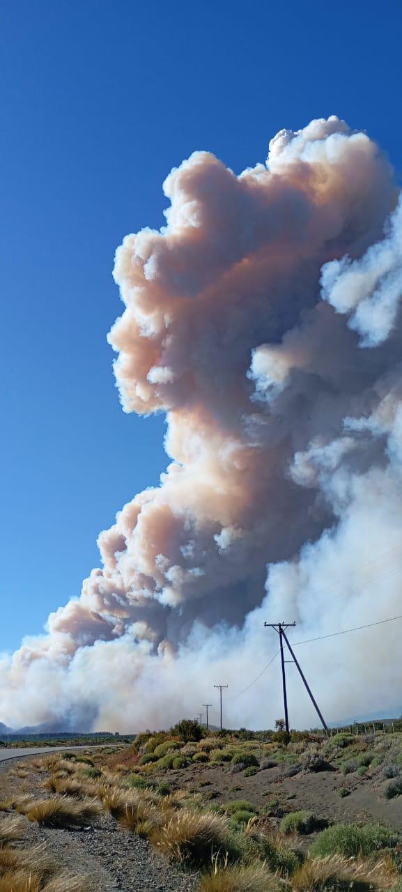 Por humo en suspensión no pueden operar medios aéreos en el incendio de Valle Magdalena