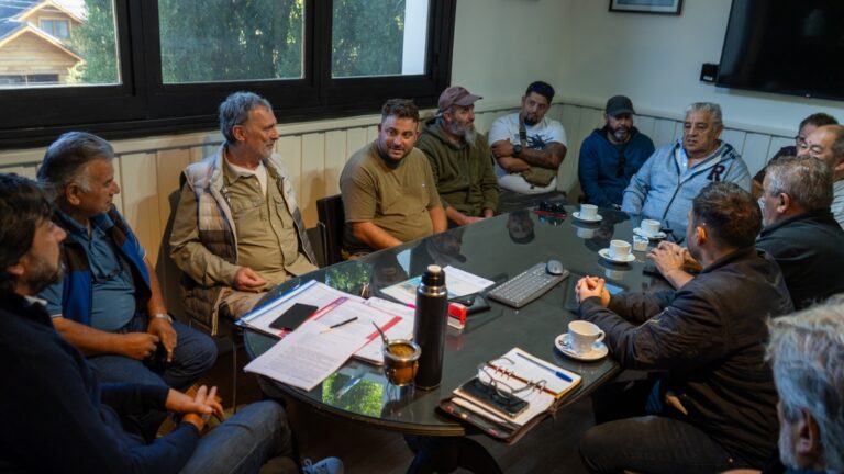 Saloniti recibió a representantes de la Asociación de Taxistas Unidos