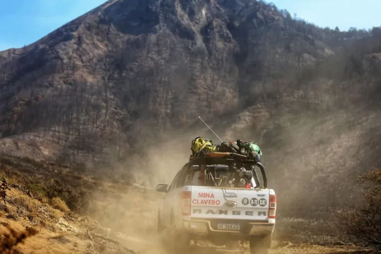 Bomberos de distintas regiones colaboran contra el incendio de Valle Magdalena