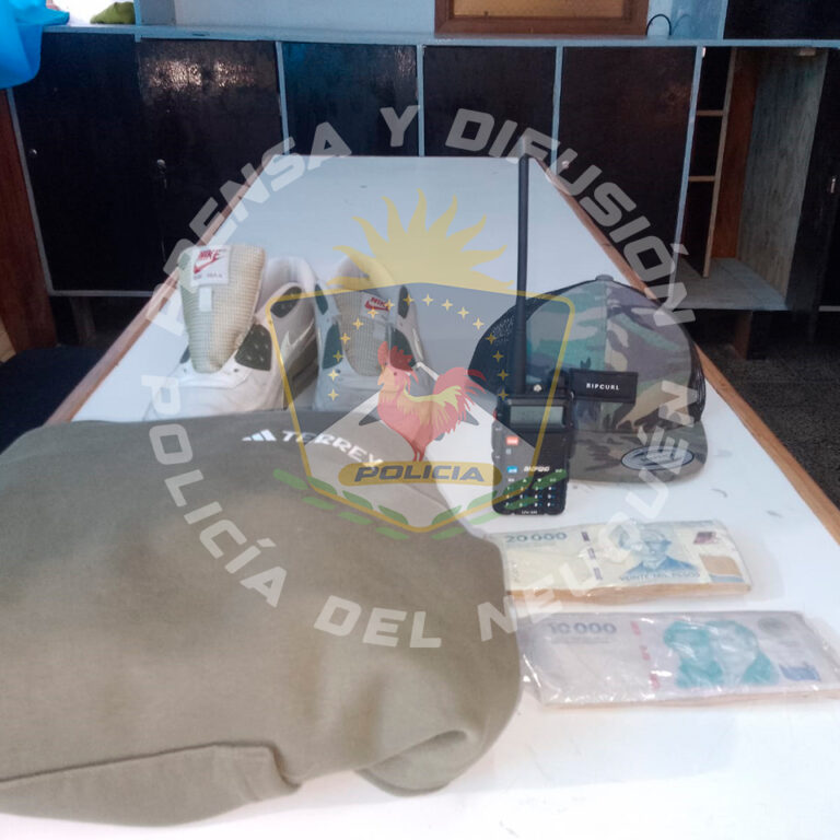 Robaban con inhibidores en el estacionamiento de un supermercado