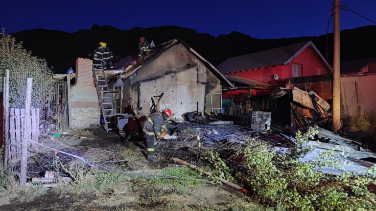Incendio de vivienda en Chacra 28 terminó con varias personas atendidas por el SIEN y una bombera golpeada