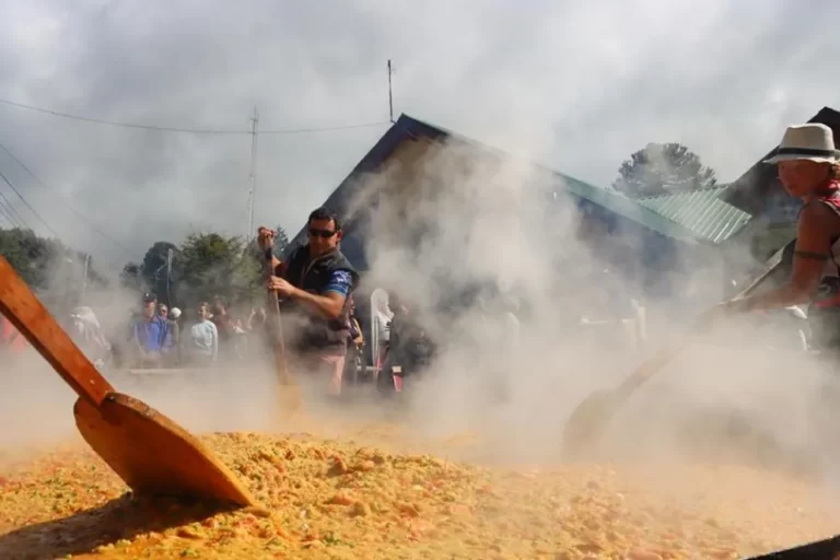 Paella Gigante, una tradición de la gastronomía neuquina