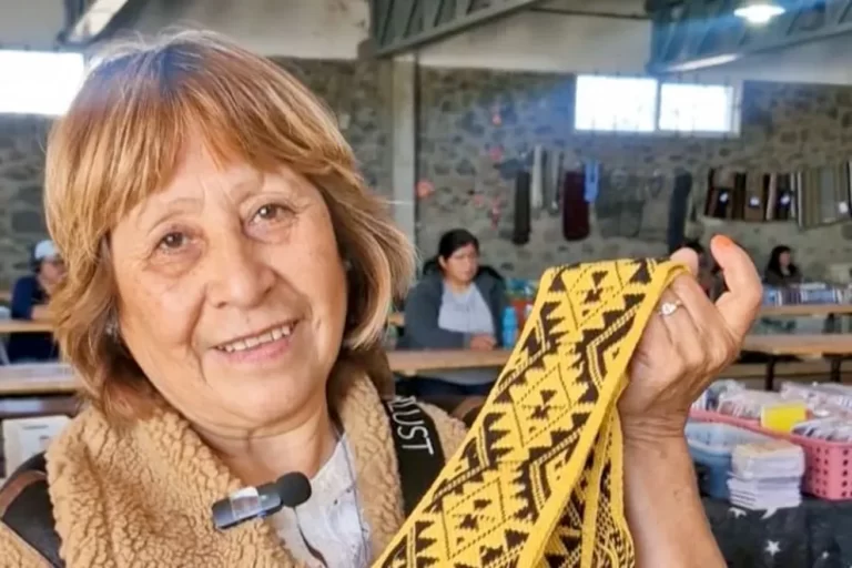 Hilda, premiada por sus tejidos, promueve el uso de la lana de oveja