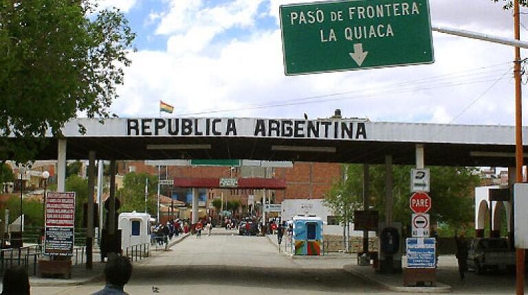 El Gobierno modificó la ley de Migraciones: habilita cobro en salud y universidades, restringe ciudadanía y endurece deportaciones