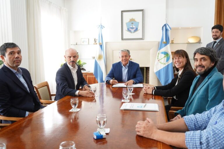 Provincia y Municipio firman el convenio para el nuevo sistema de agua potable en Payla Menuco