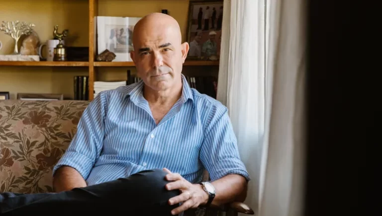 «Un café con Sacheri», a sala llena: literatura, fútbol y vida en una charla íntima