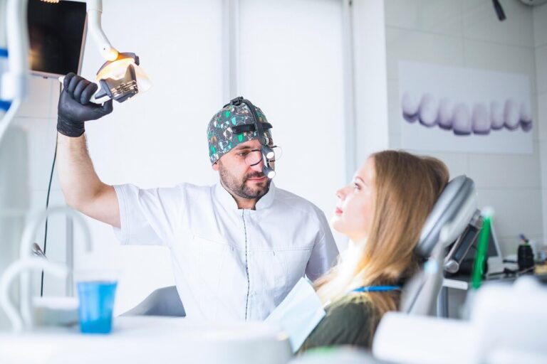 Una sonrisa alineada sin aparatos metálicos: los beneficios de los brackets invisibles