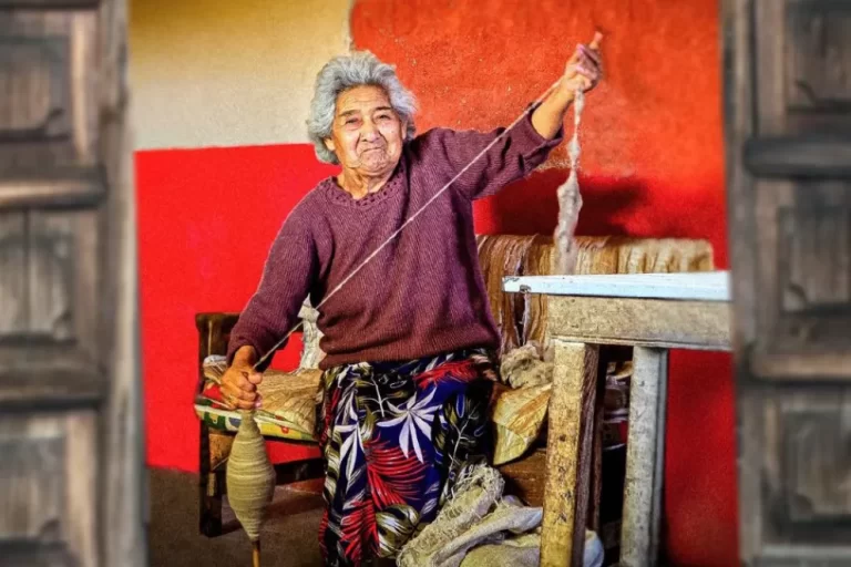 Juana Cañicul pasa sus días realizando hilados con el tradicional huso