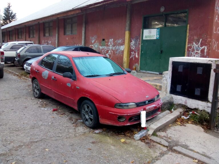 El Municipio notifica y retira vehículos abandonados en la vía pública
